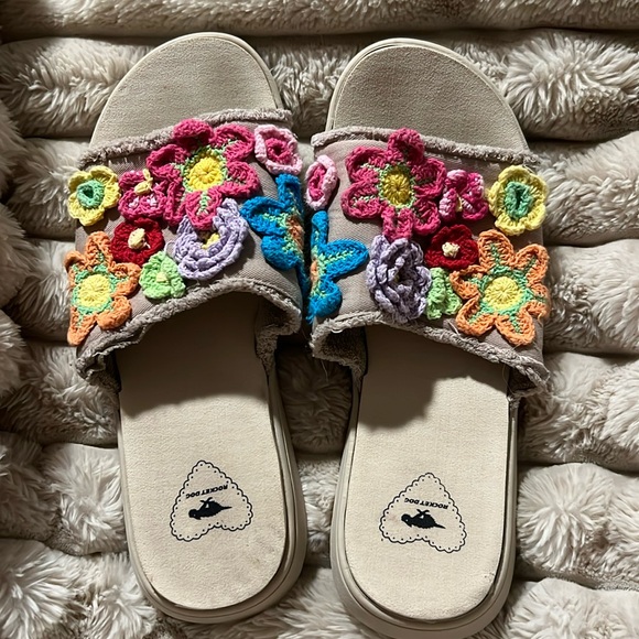 Rocket Dog Novel Comfort Flip Flop Slides Crocheted Embellished Florals Size 8 - Picture 2 of 4